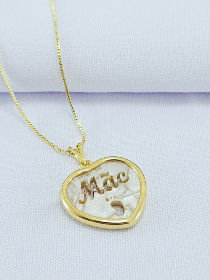 Gargantilha com coração com nome mãe detalhe pezinho
