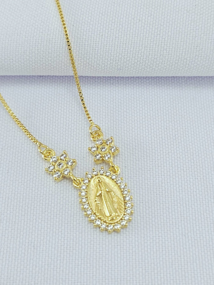 Gargantilha N.S borda cravejada com detalhe flor