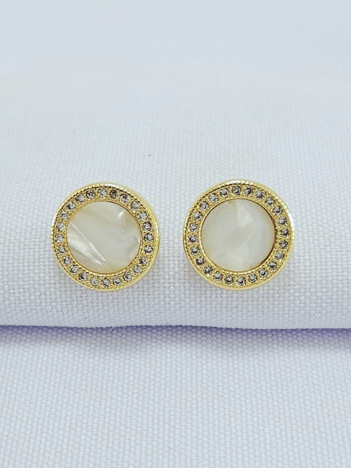 Brinco madre pérola cravejado