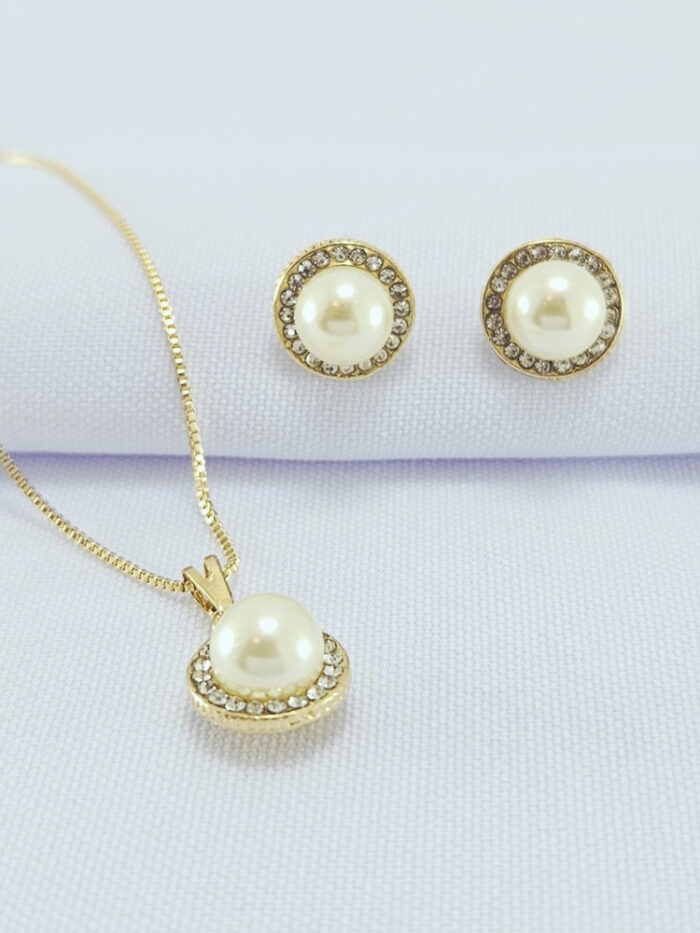 Conjunto pérola cravejado ao redor