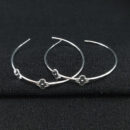 Brinco argola aberta detalhe trevo