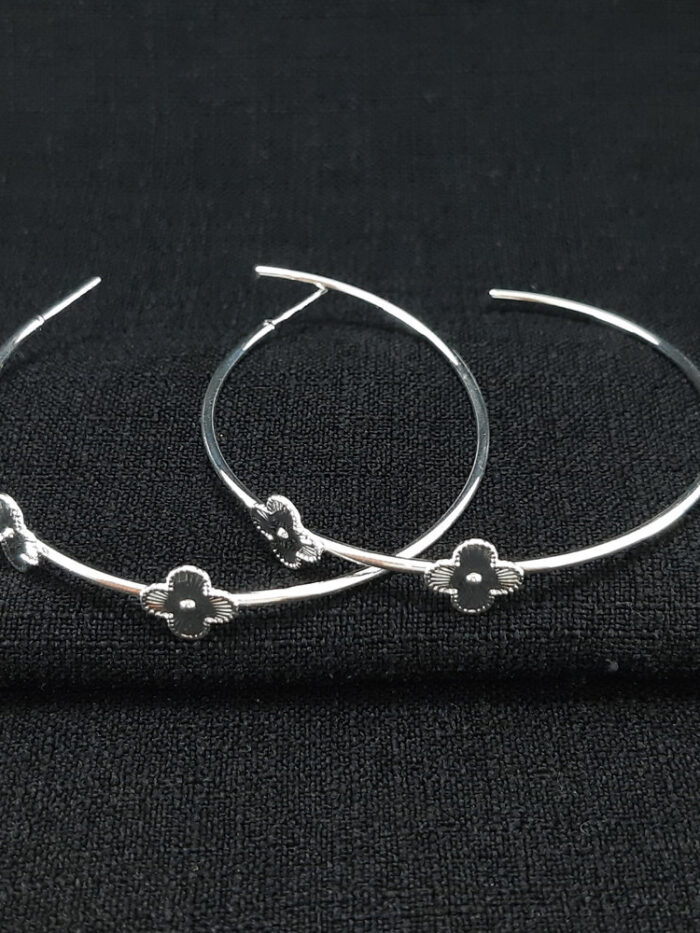 Brinco argola aberta detalhe trevo