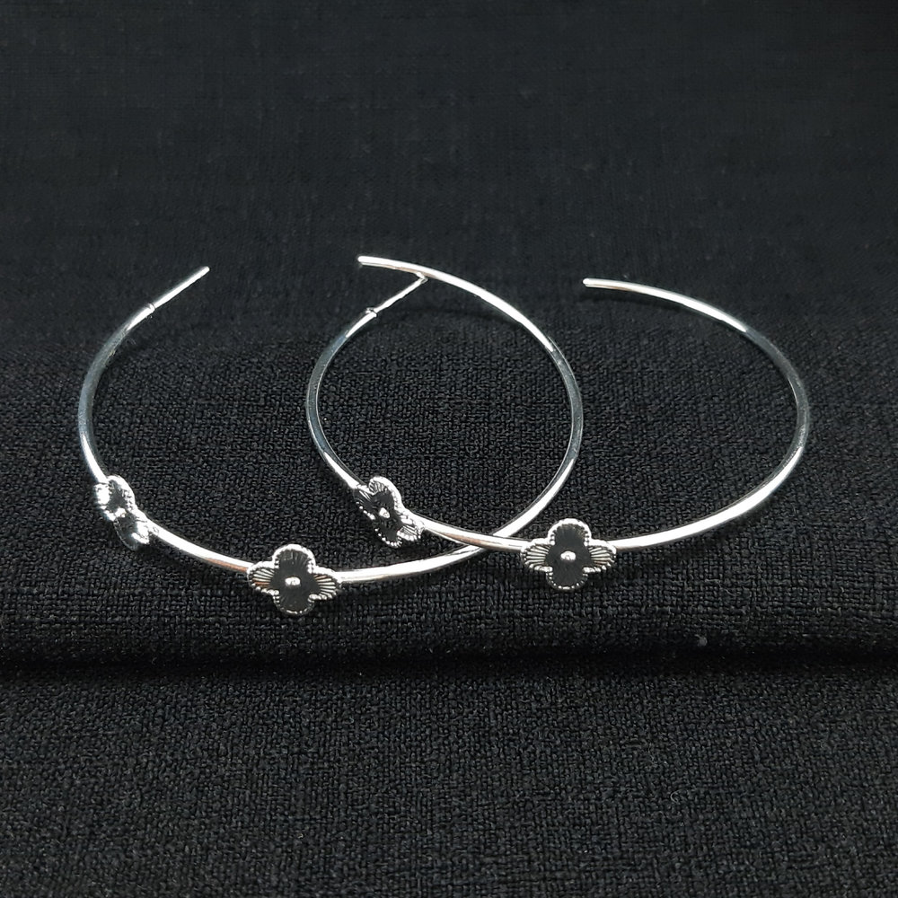 Brinco argola aberta detalhe trevo