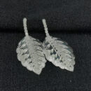 Brinco folha detalhe fio cravejado