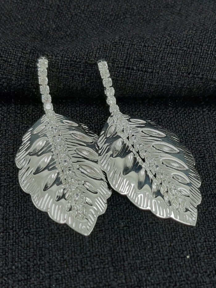 Brinco folha detalhe fio cravejado