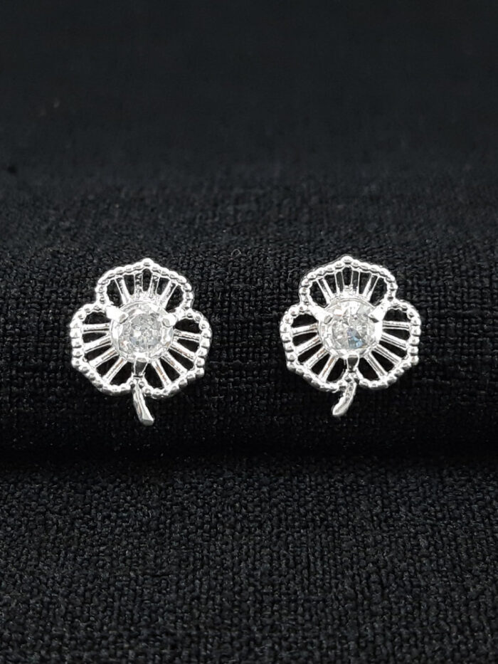 Brinco flor vazado com ponto de luz