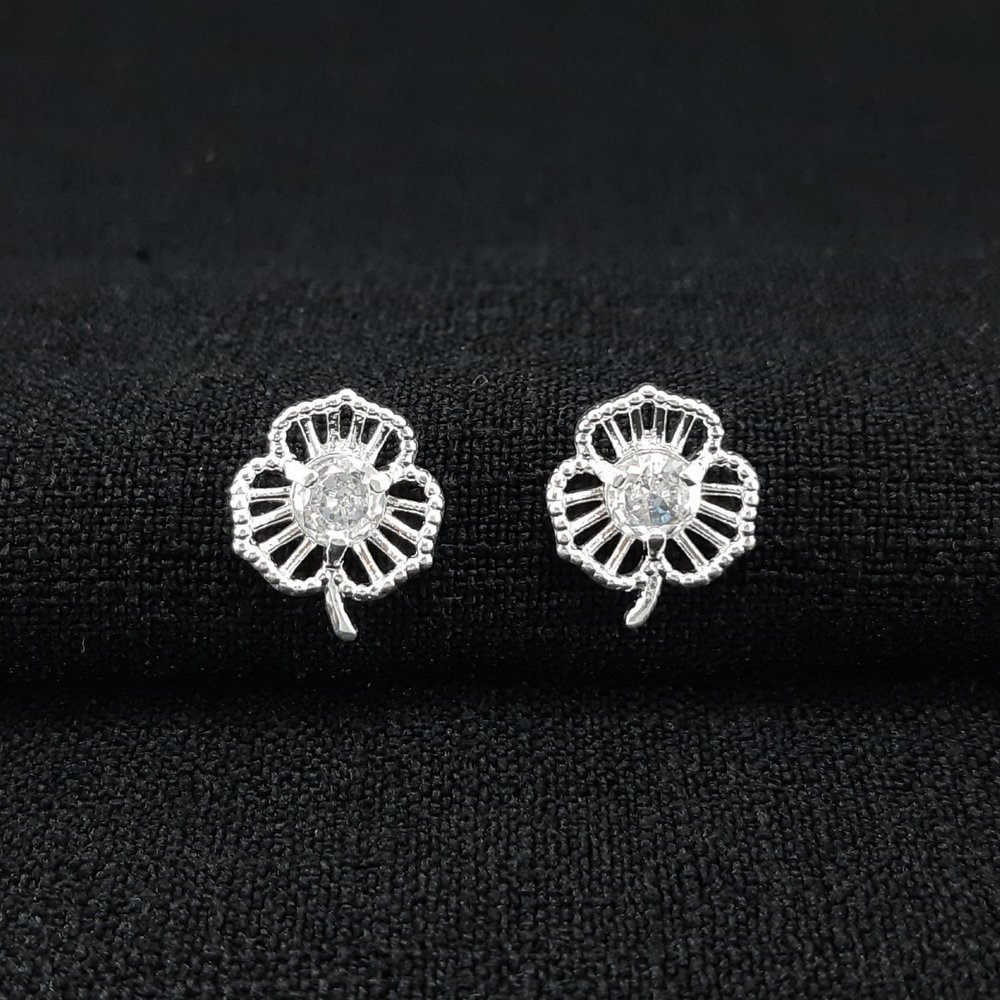 Brinco flor vazado com ponto de luz