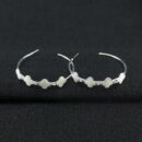 Brinco argola com detalhe trevos