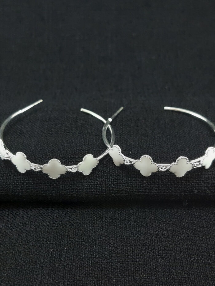 Brinco argola com detalhe trevos