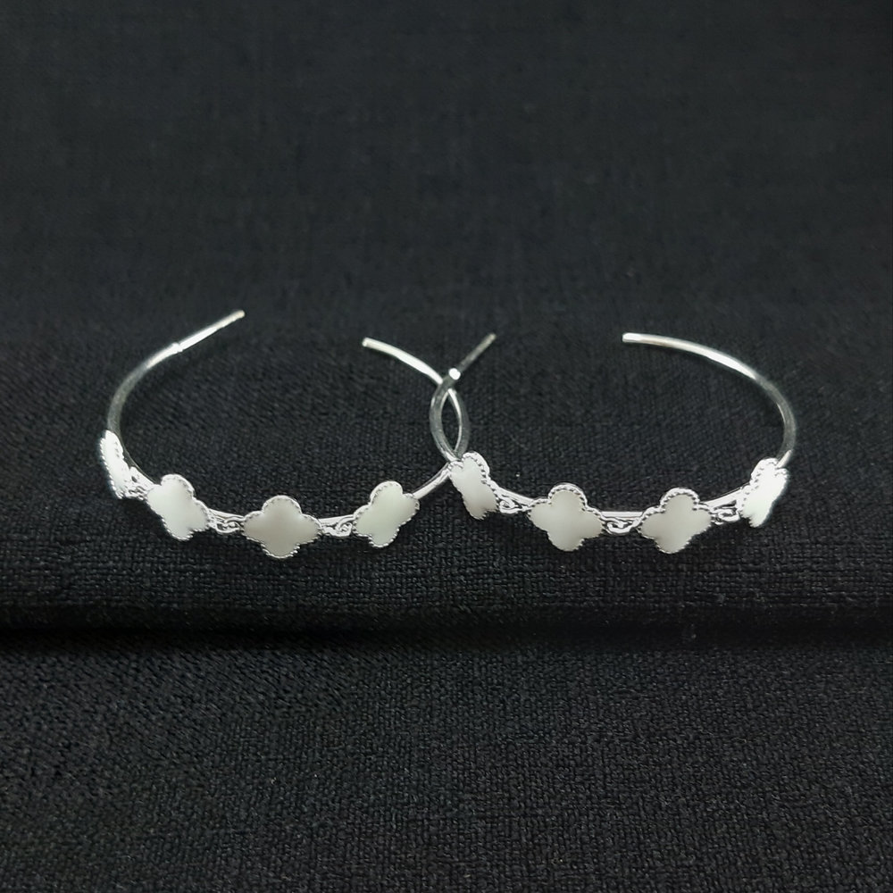 Brinco argola com detalhe trevos