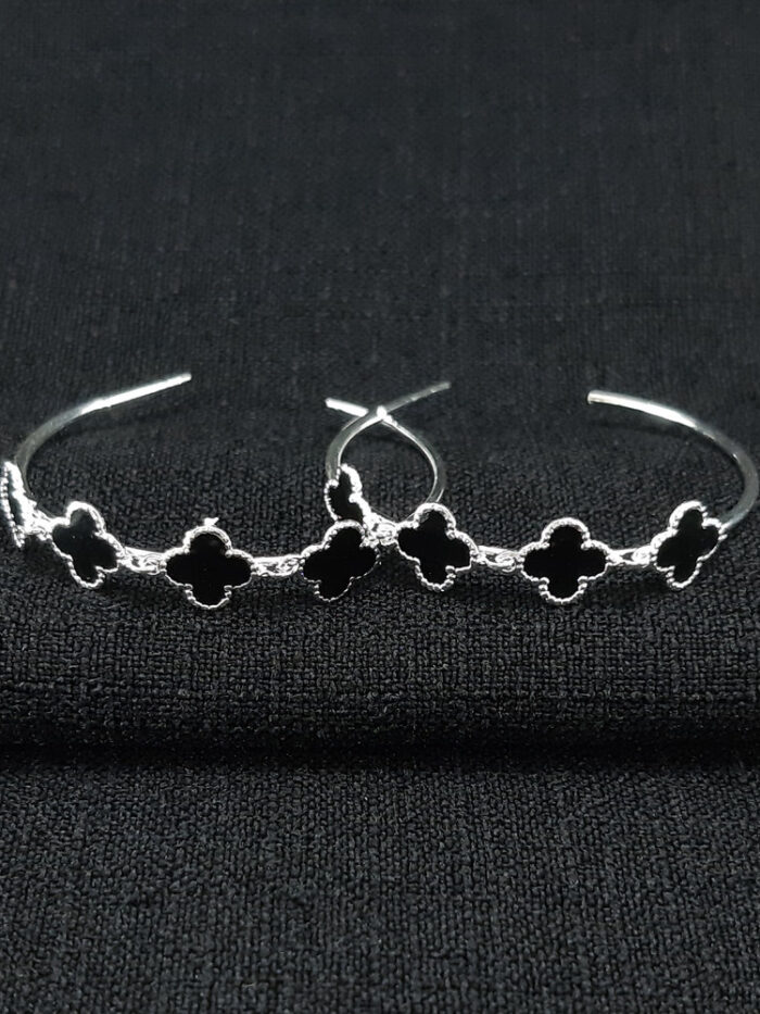 Brinco argola com detalhe trevos