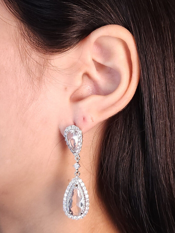 Brinco modelo gota dupla detalhe cravejado