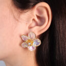 Brinco flor com detalhe ponto de luz central