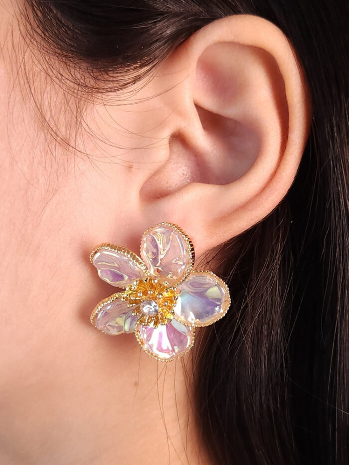 Brinco flor com detalhe ponto de luz central