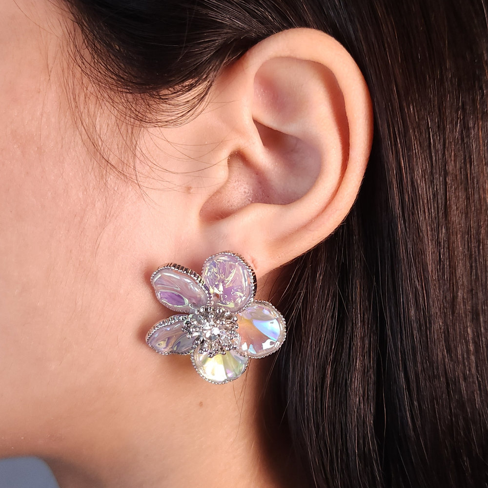 Brinco flor com detalhe ponto de luz central - Imagem 2