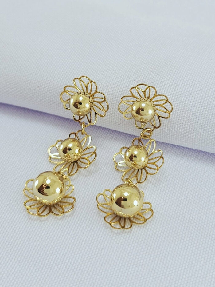 Brinco flor tripla detalhe vazado