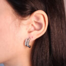 Brinco argola aberto frente cravejado