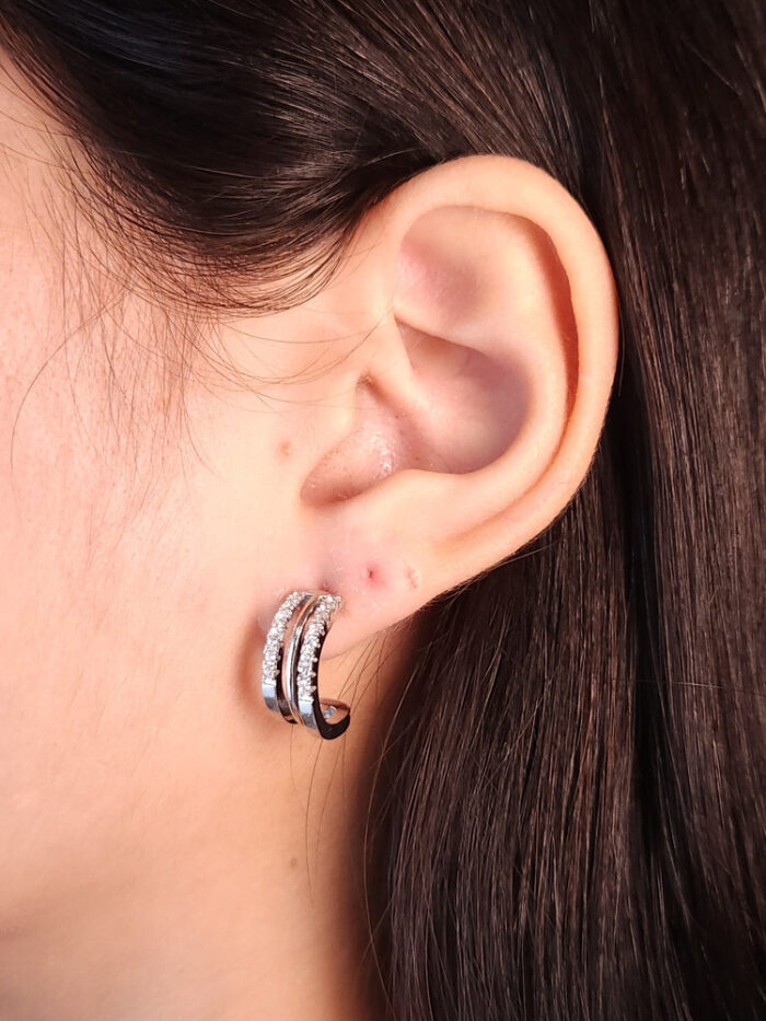 Brinco argola aberto frente cravejado