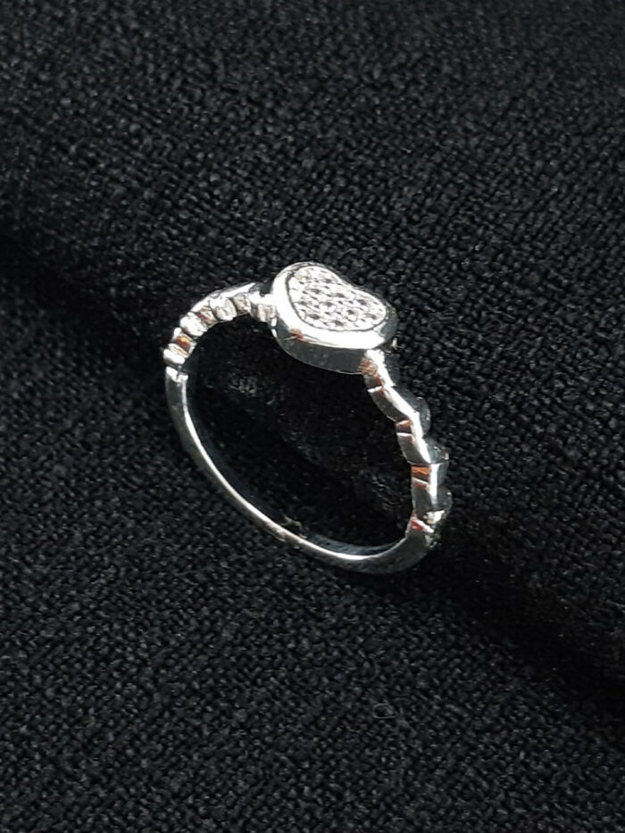 Anel formato coração cravejado detalhado