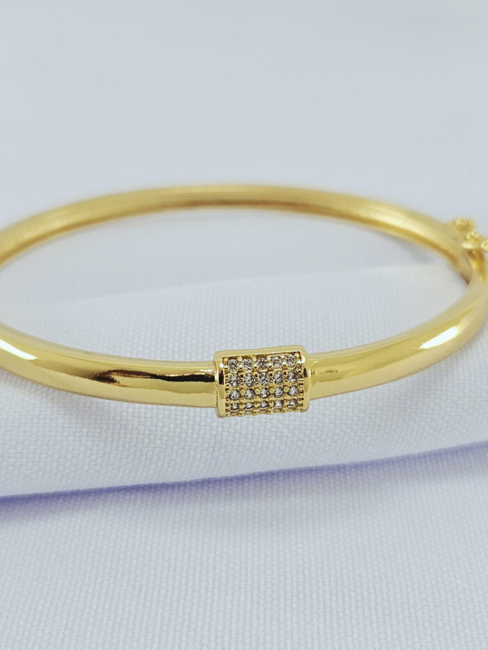 Bracelete detalhe central cravejado