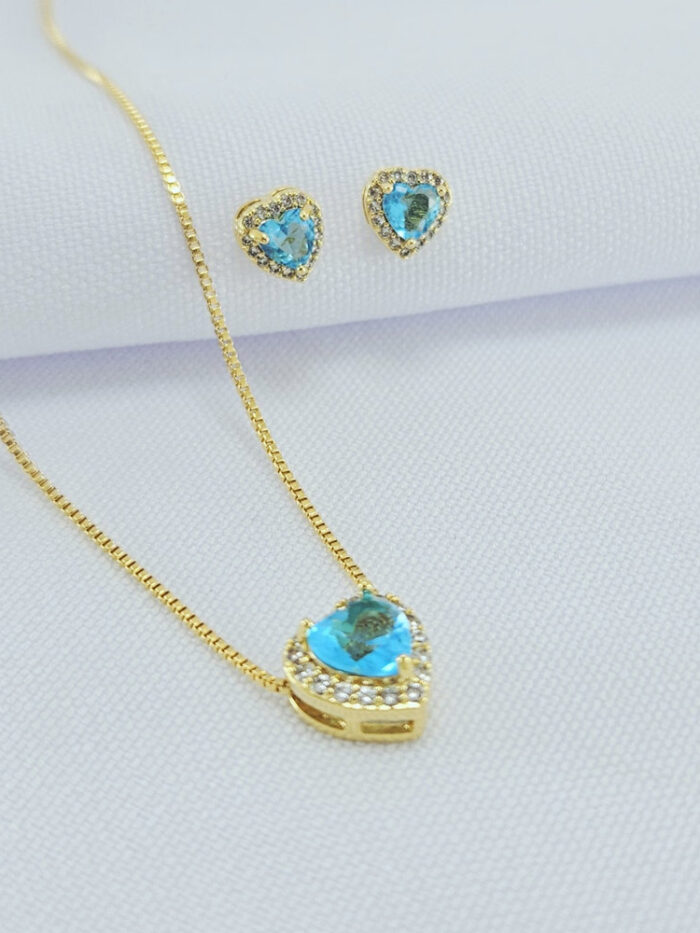 Conjunto coração cravejado borda vazada