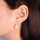 Brinco flor pedras detalhadas