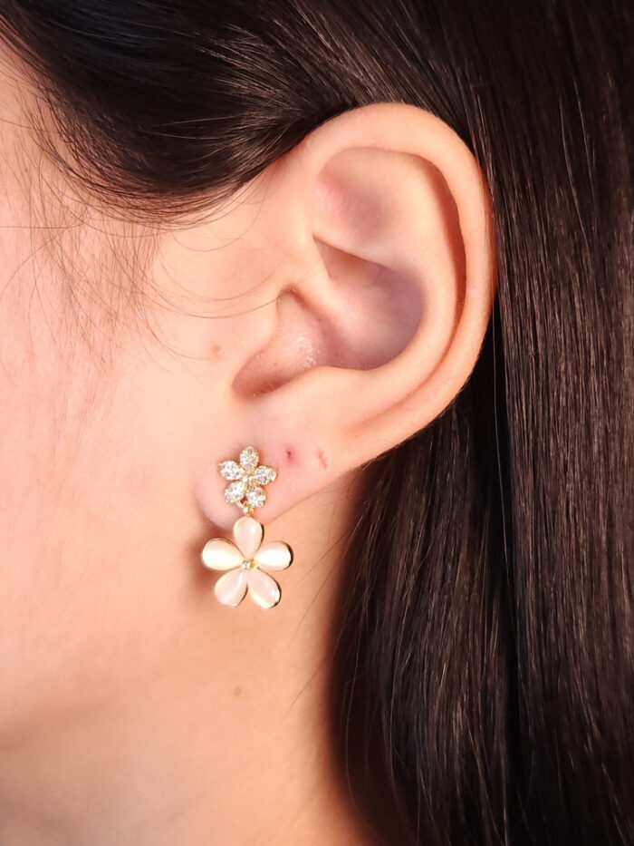 Brinco flor pedras detalhadas