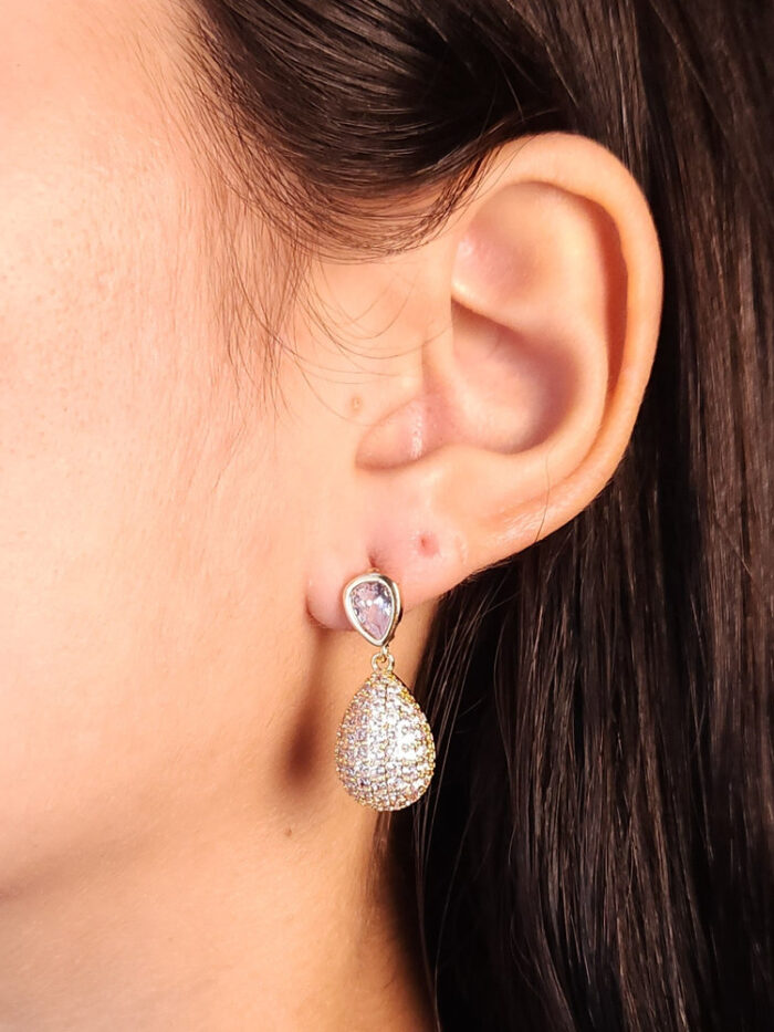 Brinco gota cravejado com borda