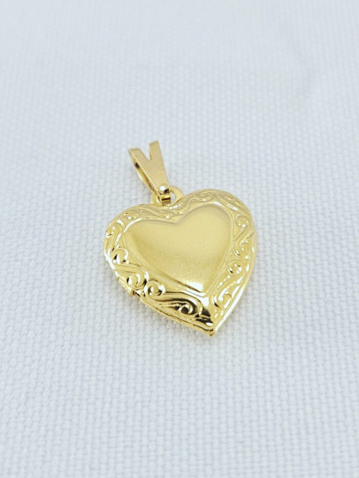 Pingente relicário coração detalhado