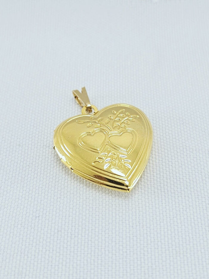 Pingente relicário formato coração detalhado