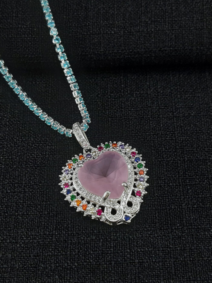 Gargantilha fio riviera pingente coração rosa pedras coloridas