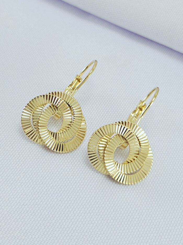 Brinco gancho entrelaçado fio detalhado