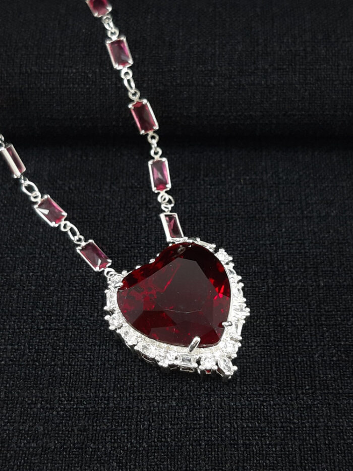 Gargantilha choker coração vermelho borda pedras cristais