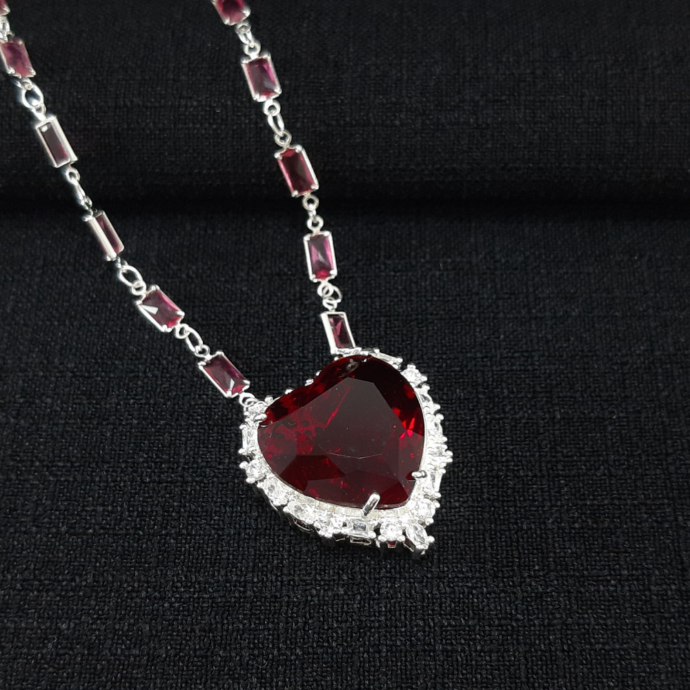 Gargantilha choker coração vermelho borda pedras cristais