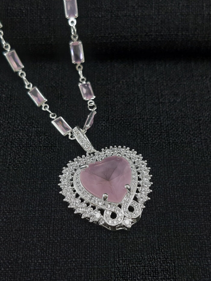 Gargantilha choker coração rosa  borda pedras cristais