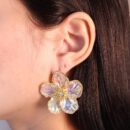 Brinco flor com detalhe ponto de luz central