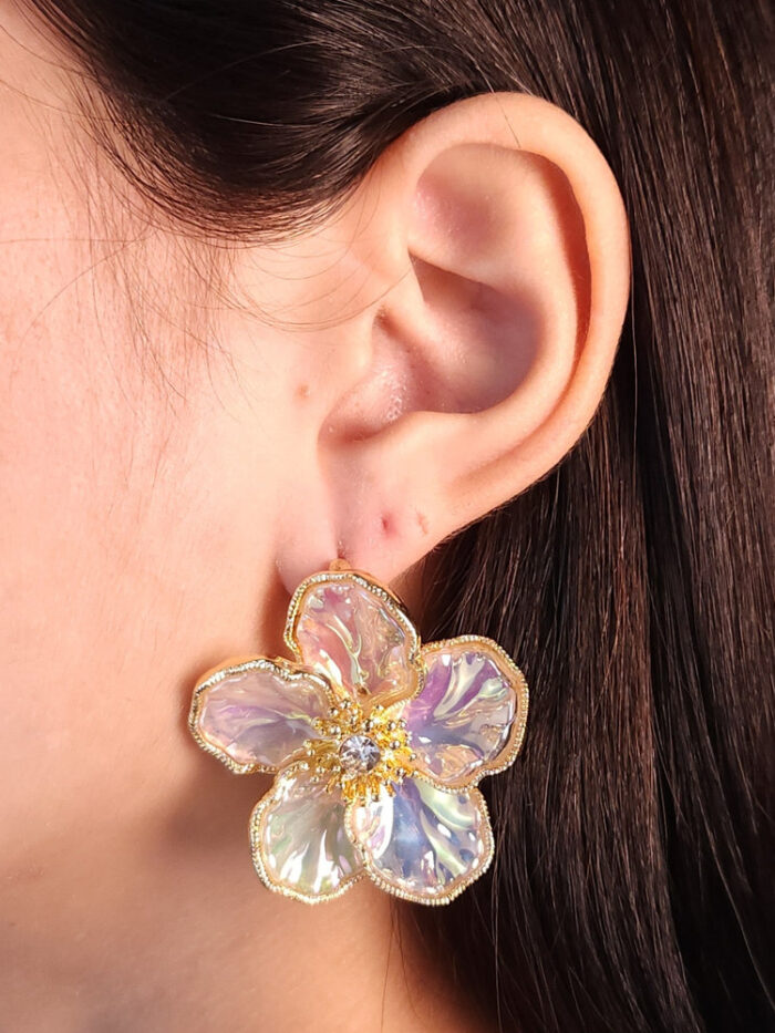 Brinco flor com detalhe ponto de luz central