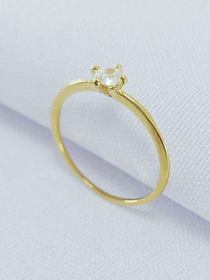 Anel solitário com pedrinha cristal