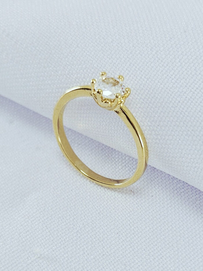 Anel solitário com pedra redonda cristal