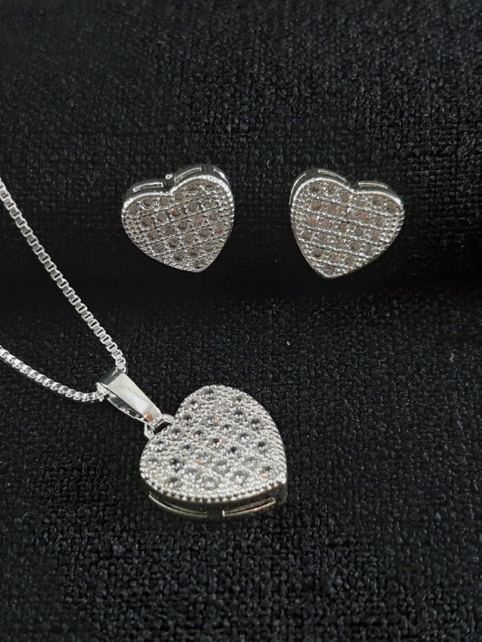 Conjunto coração cravejado em zircônia