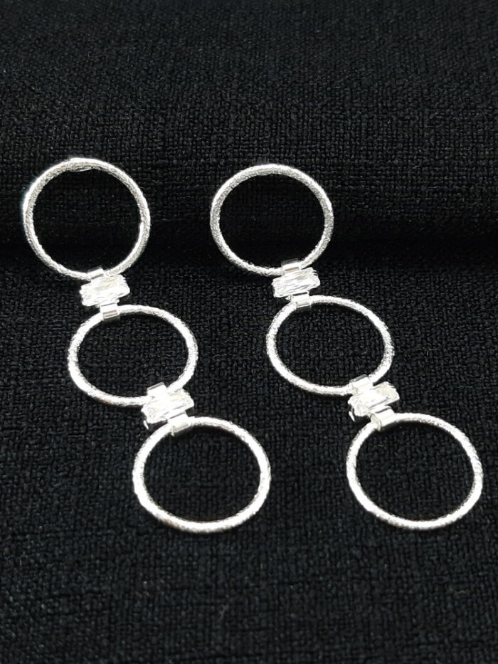 Brinco circulos vazados detalhe pedras baguete