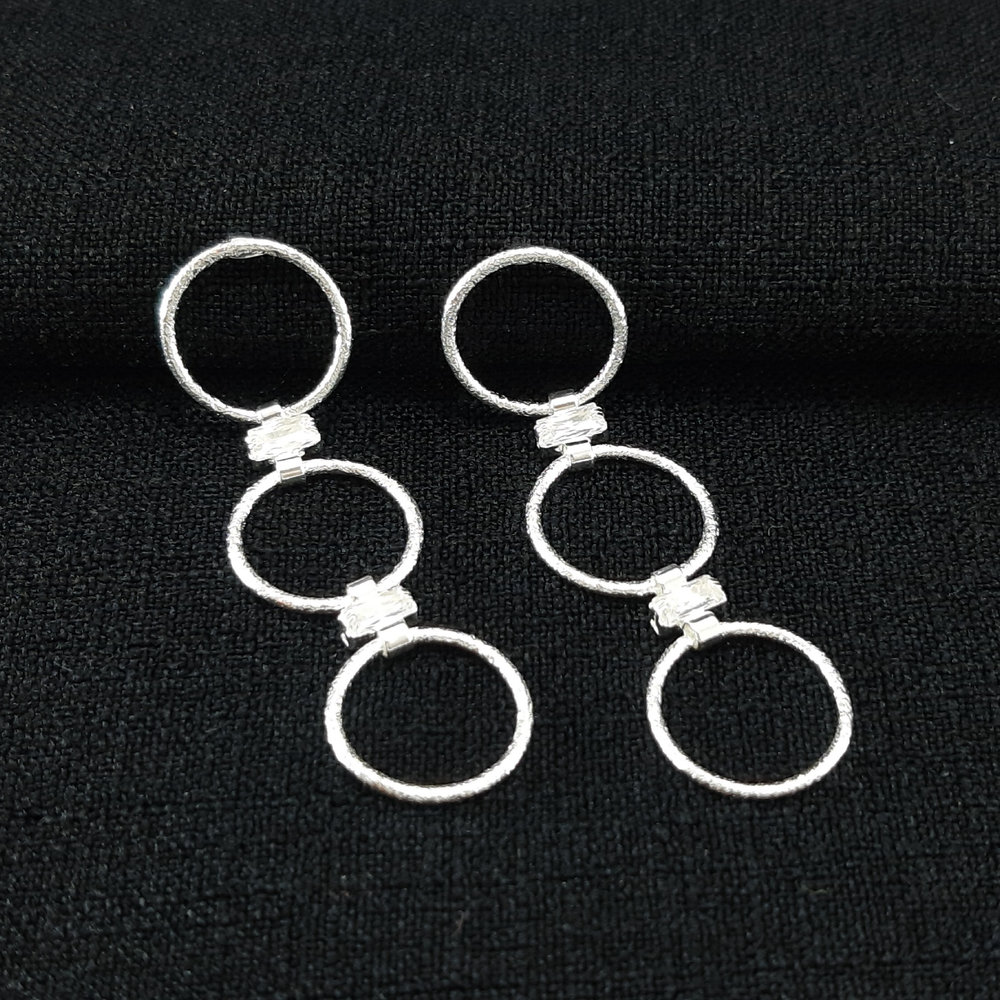 Brinco circulos vazados detalhe pedras baguete