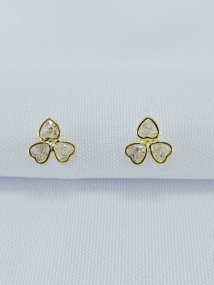 Brinco trevo formato corações