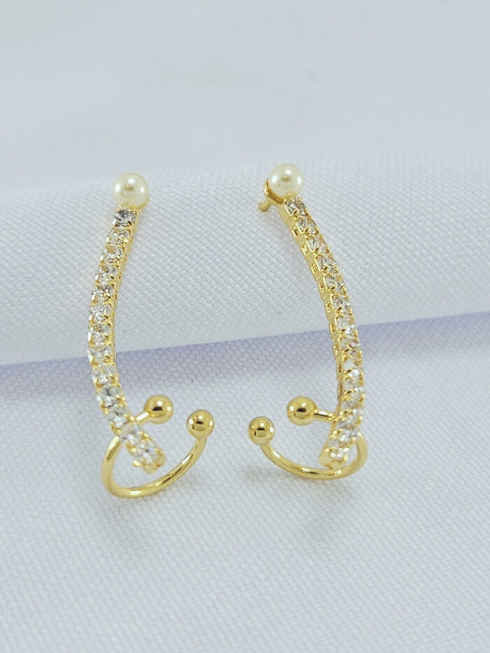 Brinco fio cravejado detalhe perola