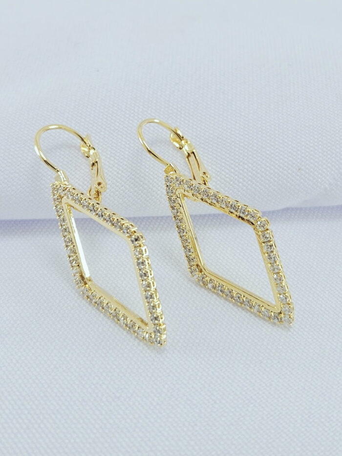 Brinco losangulo detalhe cravejado