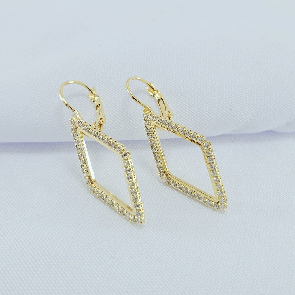 Brinco losangulo detalhe cravejado