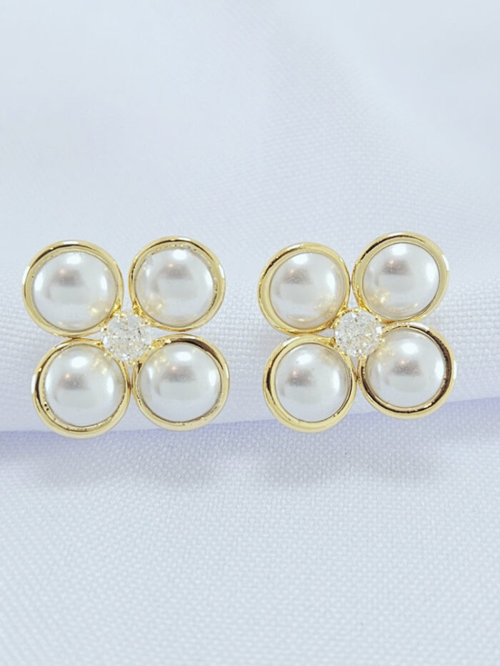 Brinco pérolas com ponto de luz central