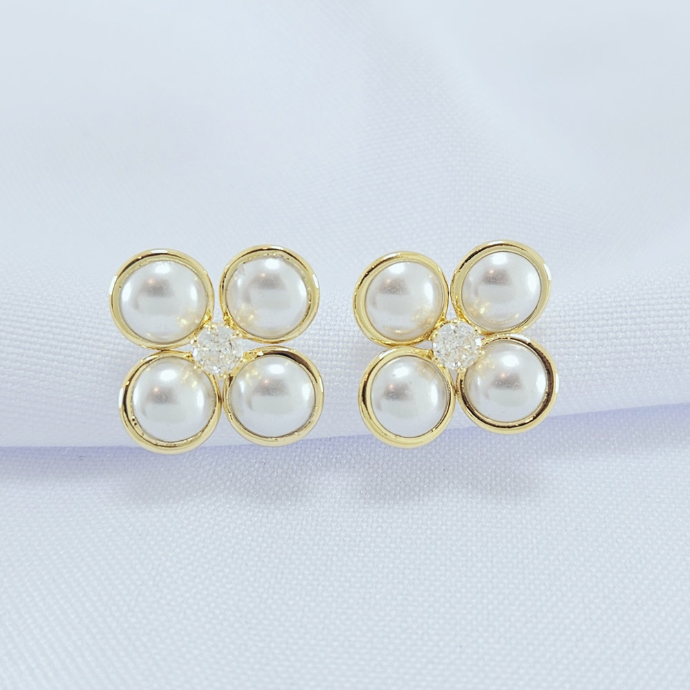 Brinco pérolas com ponto de luz central