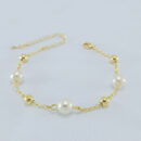 Pulseira pérola com bolinhas douradas