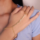 Pulseira de mão com elos ovais detalhado